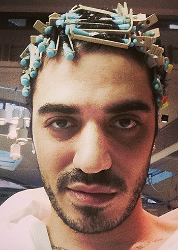 Marracash, bigodini per la permanente