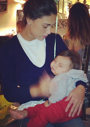 Cecilia, Santiago le dorme in braccio