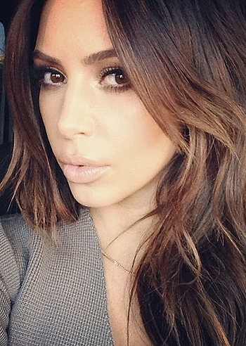Kim Kardashian torna castana