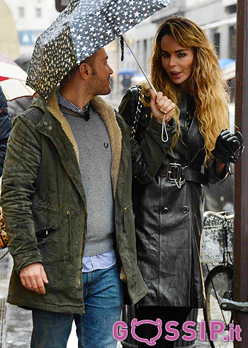 Nina Moric, passeggiando sotto la pioggia