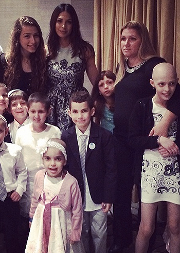 Moran Atias, con i bimbi malati di cancro