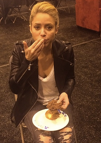 Shakira, peccato di gola sul social