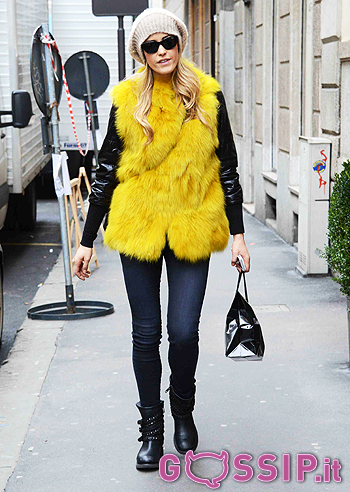 Elena Santarelli, fashion con la sua pelliccia eco