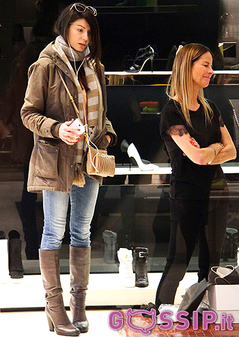 Ilaria D'Amico spazza via i gossip con lo shopping