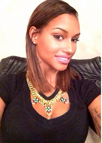 Fanny Neguesha, un decoltè da pin-up
