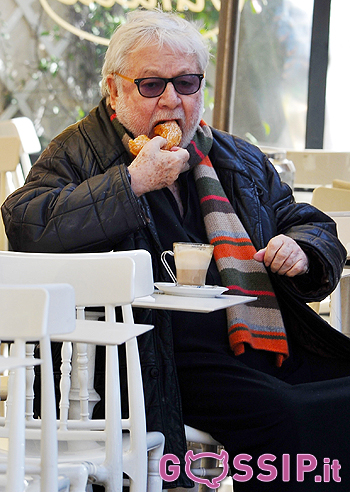 Paolo Villaggio sempre in gonna