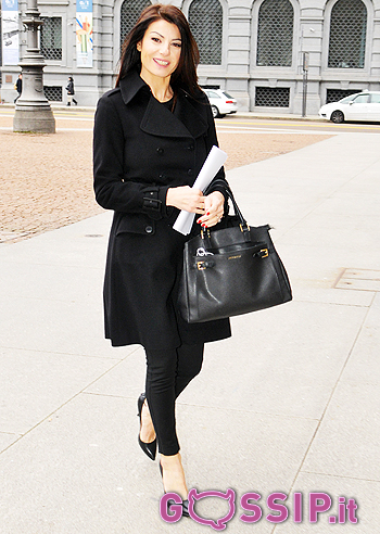 Ilaria D'Amico, serena e sorridente in black