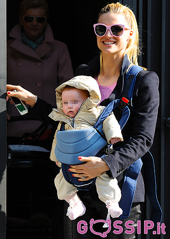 Michelle Hunziker porta Sole nel marsupio Michelle Hunziker porta Sole nel marsupio
