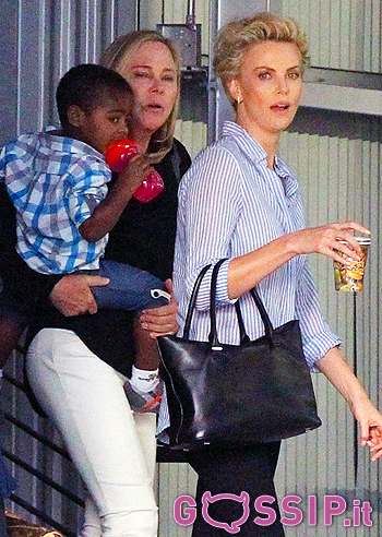 Charlize Theron, caffè dopo un photoshoot