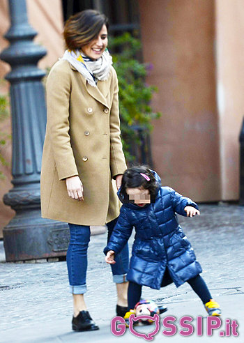 Luisa Ranieri gioca a pallone con Emma