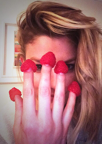 Emma, lamponi sulle dita