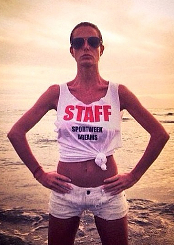 Cristina De Pin in Brasile si spoglia