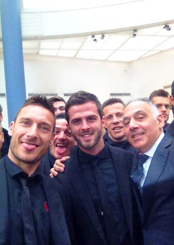 Francesco Totti, un selfie con la Roma