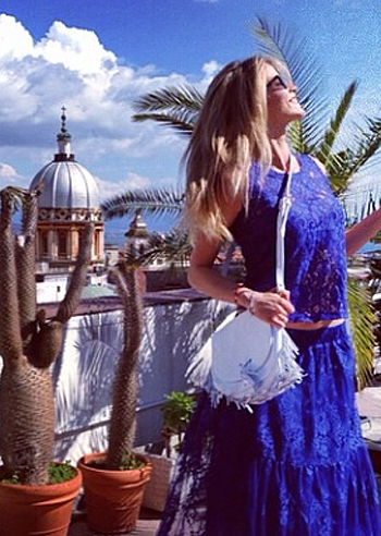 Elena Santarelli si gode Napoli