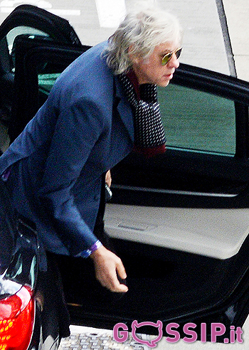 Bob Geldof arriva a Londra dopo la morte della famiglia