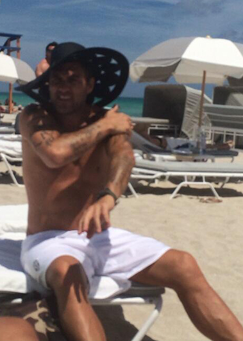 Bobo Vieri al sole come una bella signora