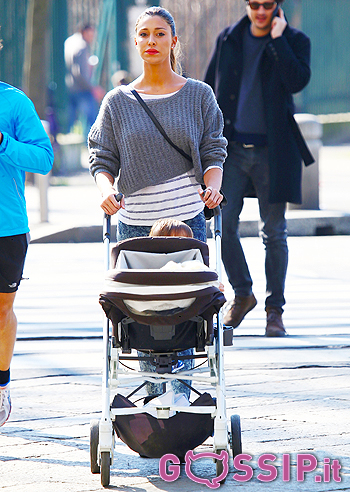 Belen Rodriguez, domenica al parco con Santi
