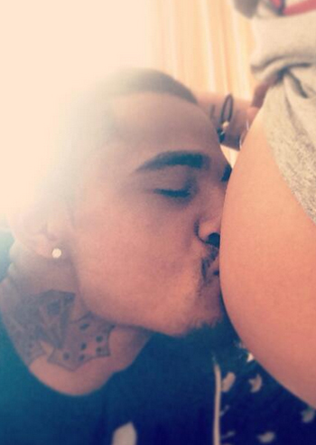 Melissa Satta, Kevin Prince Boateng le bacia il pancione