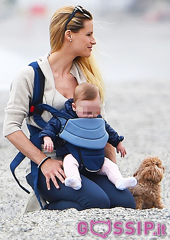 Michelle Hunziker, in spiaggia con Sole