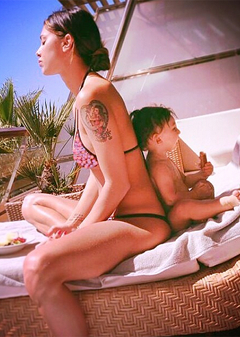 Belen Rodriguez, dolce Ibiza con Stefano e Santiago