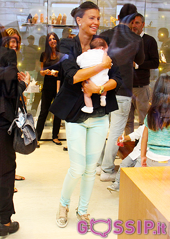 Claudia e Anaud, happy family a Milano Claudia e Anaud, happy family a Milano