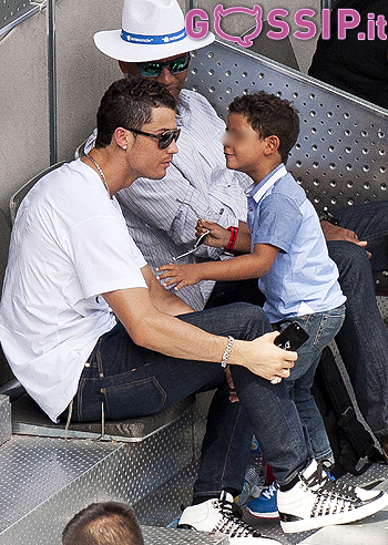 Cristiano Ronaldo in tribuna con il figlio