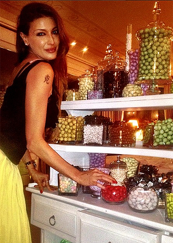 Cristina Buccino, mondana in giallo e nero