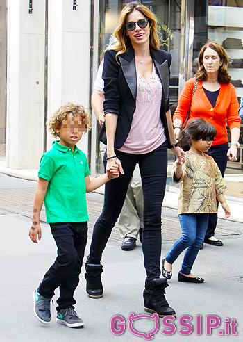 Aida, a Milano per lo shopping con Aron