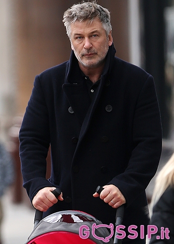 Alec Baldwin, guida pericolosa in bicicletta...