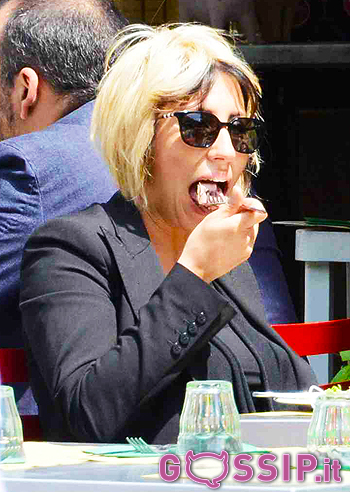 Malika Ayane, pranzetto con amiche Malika Ayane, pranzetto con amiche