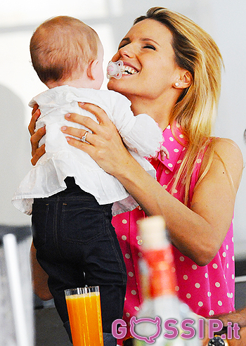 Michelle Hunziker si mette il ciuccio in bocca