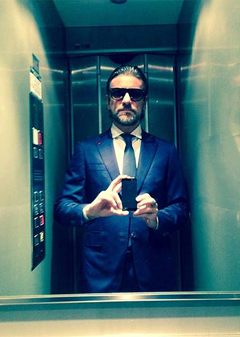 Sergio Assisi, casting in giacca e cravatta