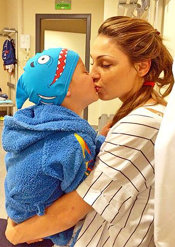 Anna Tatangelo, coccole con il suo squaletto