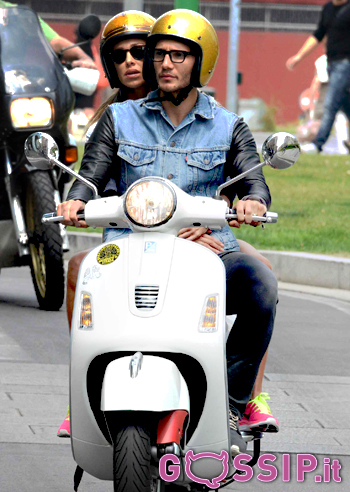 Belen in Vespa insieme a Stefano mostra le gambe