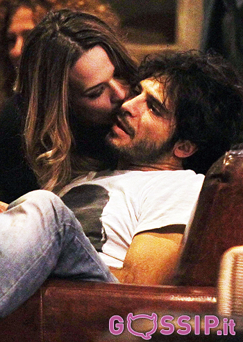 Laura Chiatti e Marco Bocci, baci prima delle nozze Laura Chiatti e Marco Bocci, baci prima delle nozze