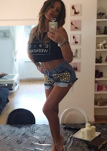 Guenda Tavassi, posa plastica sul tavolo