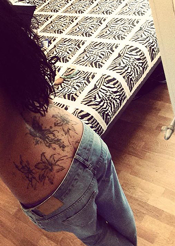 Francesca Testasecca, tattoo e i jeans le vanno larghi