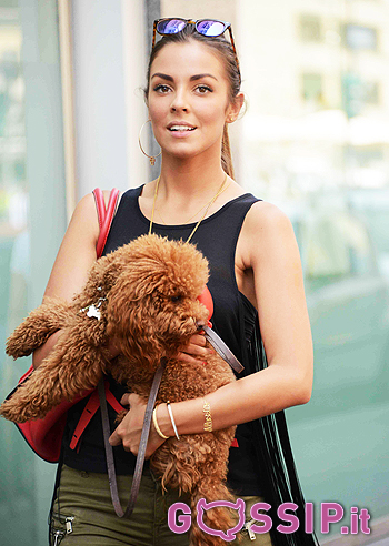 Alessia Reato, shopping con amica e cagnolino