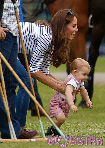 Kate e il principe George giocano a polo