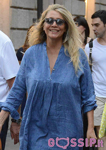 Mara Venier, shopping a Milano con infradito