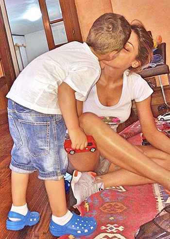 Anna Tatangelo, coccole e macchinine con Andrea