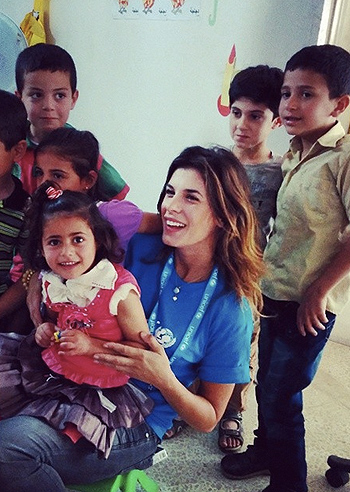 Elisabetta Canalis in Libano con i bimbi