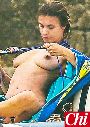 Elisabetta Canalis, topless da urlo in Sardegna