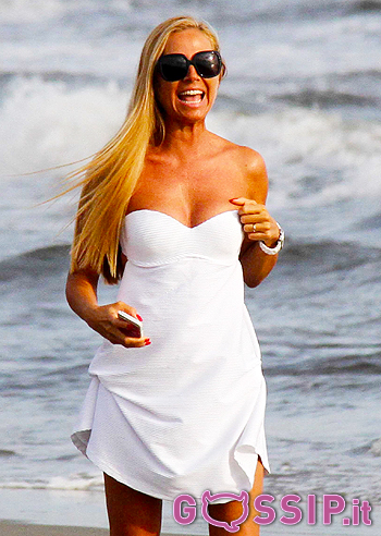 Federica Panicucci, con Fergetta e i figli al mare