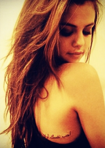 Selena Gomez, tattoo in arabo