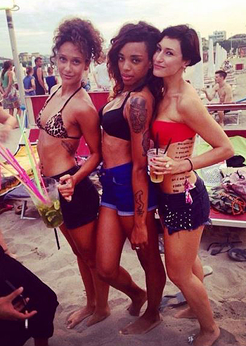 Giulia Pauselli, al mare con le amiche