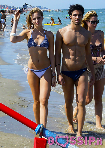 Irene Cioni, sulla spiaggia con Mister Italia Irene Cioni, sulla spiaggia con Mister Italia