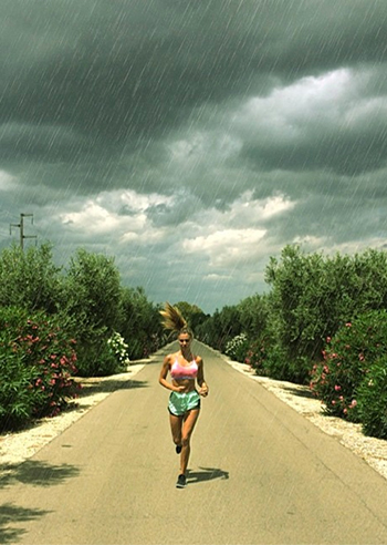 Belen Rodriguez, jogging per sfuggire alla pioggia
