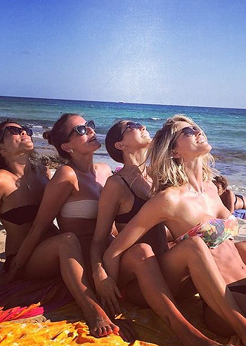 Elena Santarelli, 33 con le amiche a Formentera