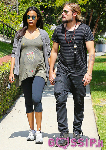 Zoe Saldana, passeggiata col marito